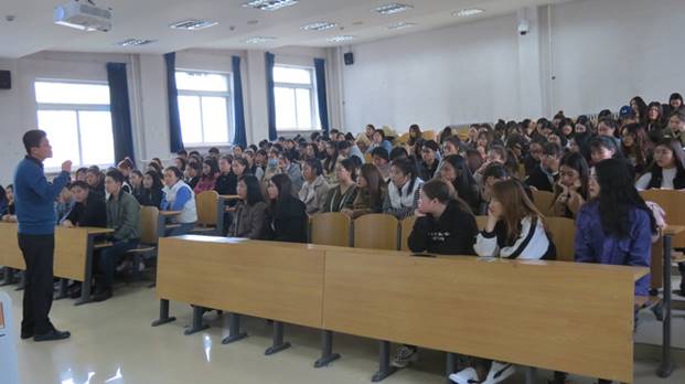 学生们认真聆听盛院长讲话