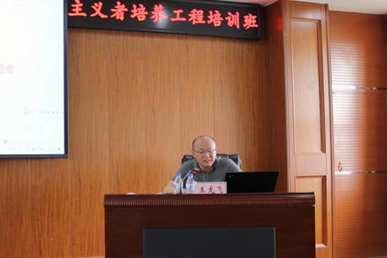 说明: 王龙飞书记特写