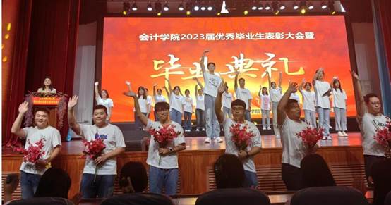 一群人在餐厅里中度可信度描述已自动生成