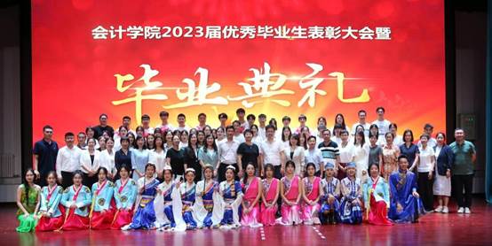 一群人站在台上中度可信度描述已自动生成