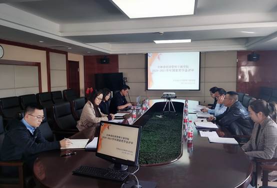 人们在房间里描述已自动生成