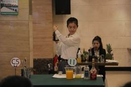 16酒店3+2班 张童同学获得2018年西式宴会服务大赛三等奖.JPG